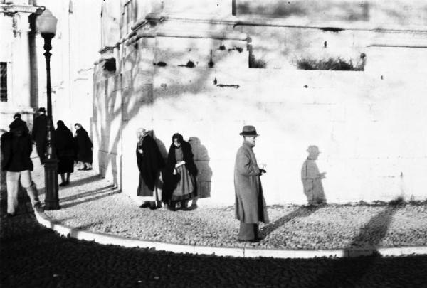 Lisbona. Passanti all'angolo di una strada