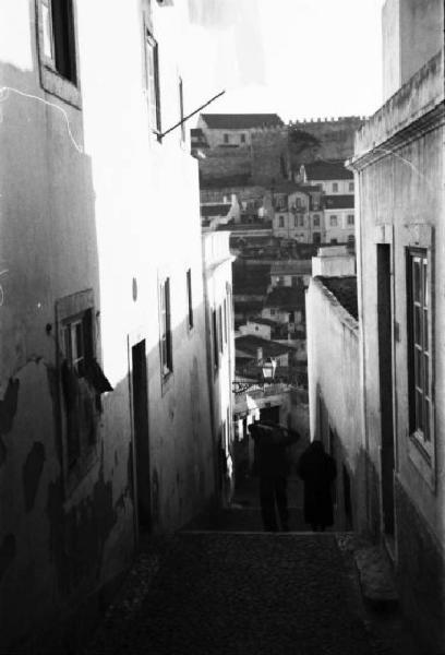 Lisbona. Quartiere arabo - scalinata stretta tra gli edifici