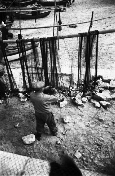 Cascais. Pescatore riordina le reti