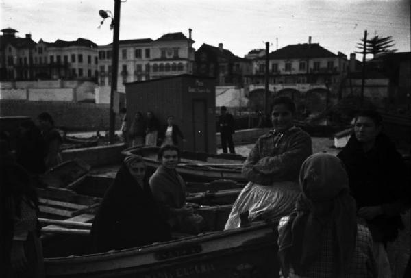 Cascais. Ritratto di gruppo, donne presso barche di pescatori