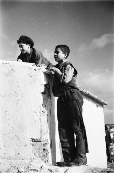 Cascais. Bambini su un muretto