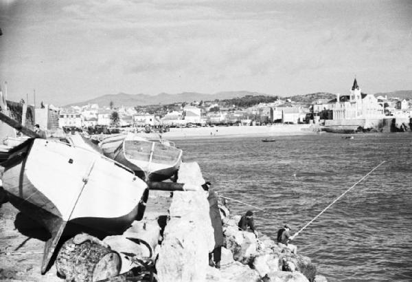 Cascais. Veduta dal mare. In primo piano una barca da pesca in secca