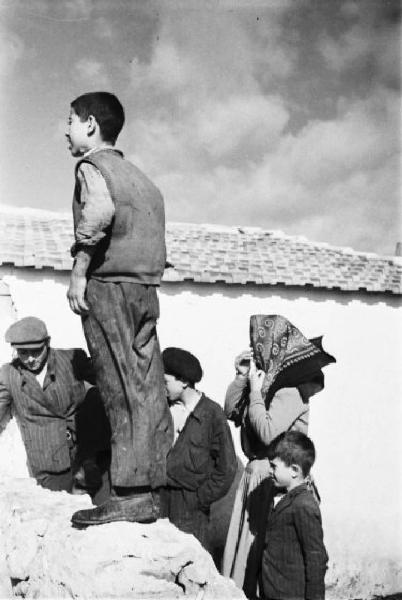 Cascais. Persone nei pressi di un muretto