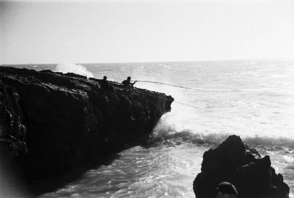 Cascais. Onde che frangono sulla scogliera - pescatori