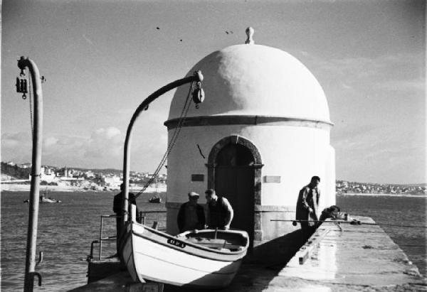 Cascais. Edificio a cupola sulla testata del molo