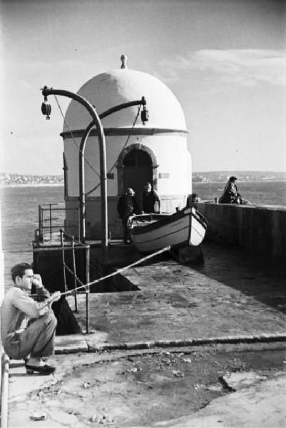 Cascais. Edificio a cupola sulla testata del molo