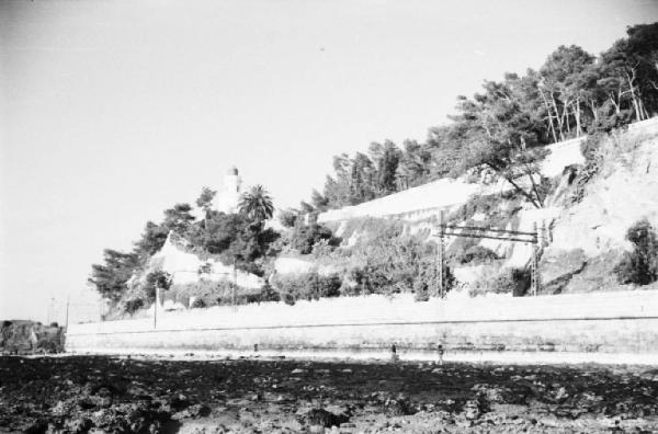 Cascais. Lungomare - la spiaggia con la bassa marea e la massicciata della ferrovia