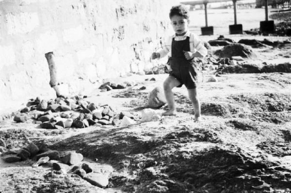 Cascais. Spiaggia con la bassa marea - bambino gioca tra gli scogli