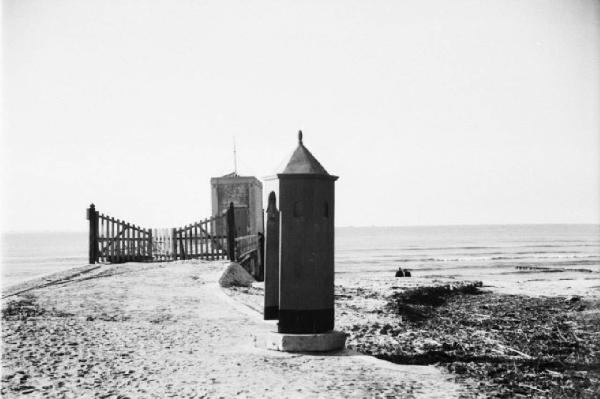 Cascais. Spiaggia con la bassa marea - cancello di accesso al pontile