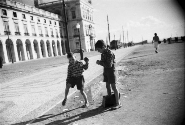 Lisbona. Bambini per strada