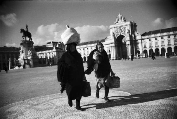 Lisbona. Praça [piazza] do Comercio - donne recanti sporte in testa