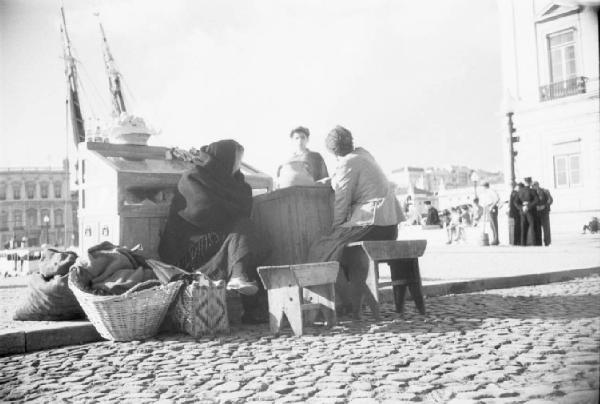 Lisbona. Praça [piazza] do Comercio - ambulante