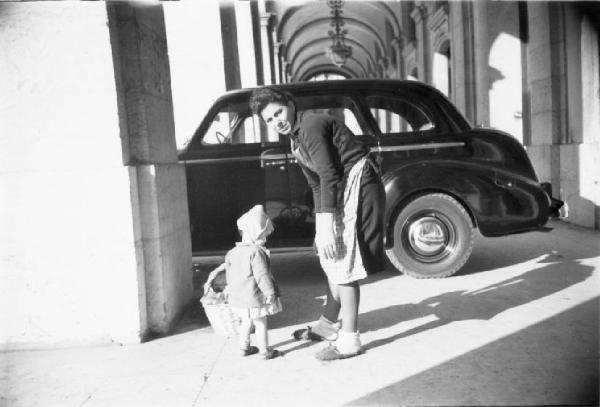 Lisbona. Automobile parcheggiata sotto i portici