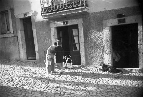 Lisbona Alta. Strada acciottolata - bambini