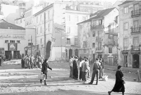 Lisbona. Piazza in terra battuta - persona