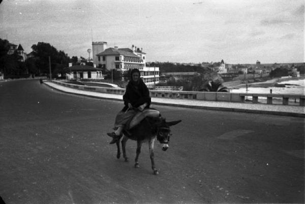 Cascais. Lungomare - donna in groppa a un mulo