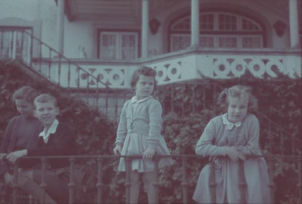 Estoril. Famiglia Savoia in esilio. Maria Beatrice, Maria Gabriella, Maria Pia e Vittorio Emanuele IV nel giardino della villa