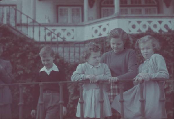 Estoril. Famiglia Savoia in esilio. Maria Beatrice, Maria Gabriella, Maria Pia e Vittorio Emanuele IV nel giardino della villa