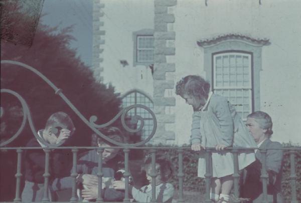 Estoril. Famiglia Savoia in esilio. Maria Beatrice, Maria Gabriella, Maria Pia e Vittorio Emanuele IV nel giardino della villa