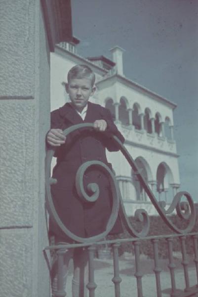 Estoril. Famiglia Savoia in esilio. Vittorio Emanuele IV presso il cancello della villa