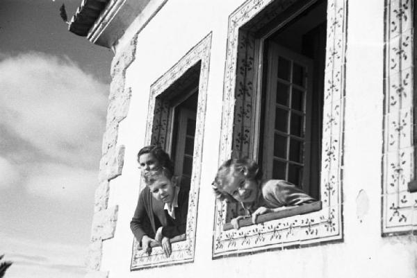 Estoril. Famiglia Savoia in esilio. Maria Gabriella, Maria Pia e Vittorio Emanuele IV affacciati alle finestre della villa