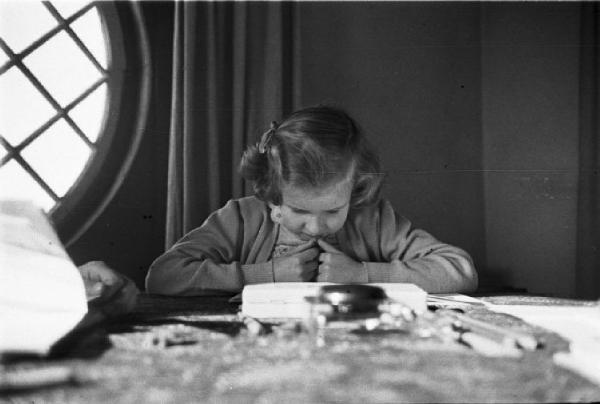 Estoril. Famiglia Savoia in esilio. Maria Gabriella a scuola