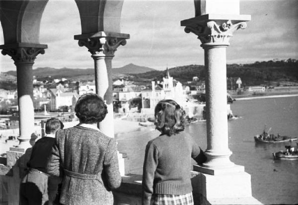 Estoril. Famiglia Savoia in esilio. I principini e l'istitutrice affacciati alla loggia della villa