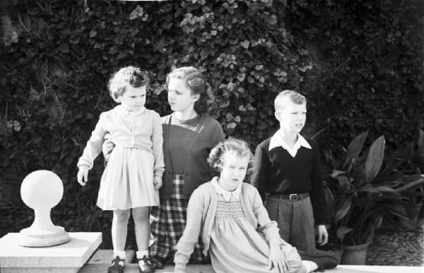 Estoril. Famiglia Savoia in esilio. Maria Pia, Maria Beatrice, Maria Gabriella e Vittorio Emanuele IV in giardino