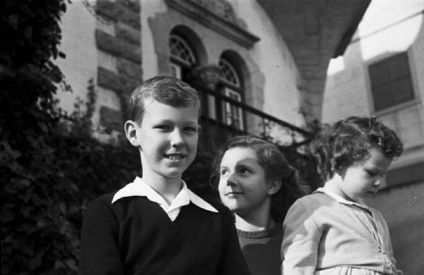 Estoril. Famiglia Savoia in esilio. Maria Pia, Maria Beatrice e Vittorio Emanuele IV in giardino