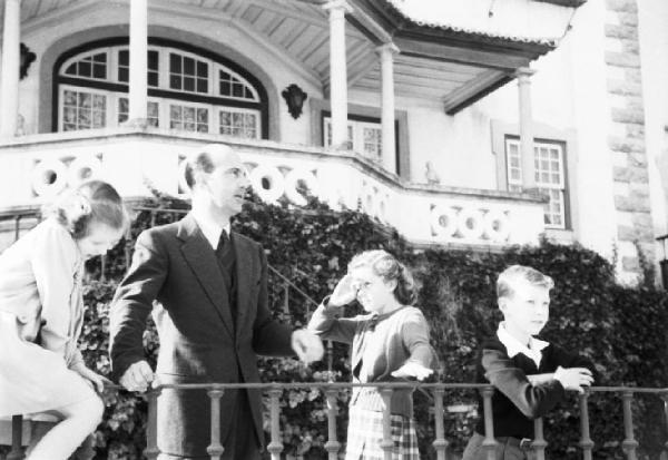 Estoril. Famiglia Savoia in esilio. Maria Gabriella, Umberto II, Maria Pia e Vittorio Emanuele IV in giardino