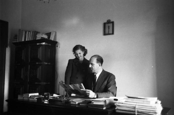 Estoril. Famiglia Savoia in esilio. Umberto II e Maria Gabriella nello studio