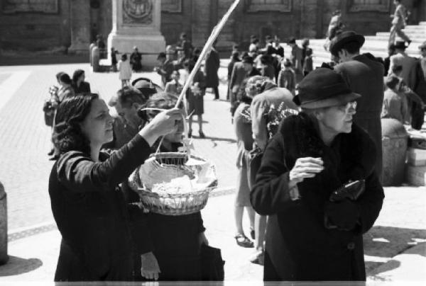 Roma. Piazza San Pietro. Gruppo di pellegrini - alcune donne con ramoscelli di ulivo