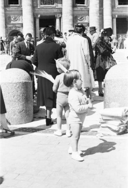 Roma. Piazza San Pietro. Alcuni bambini con foglie di palma - sullo sfondo gruppo di pellegrini