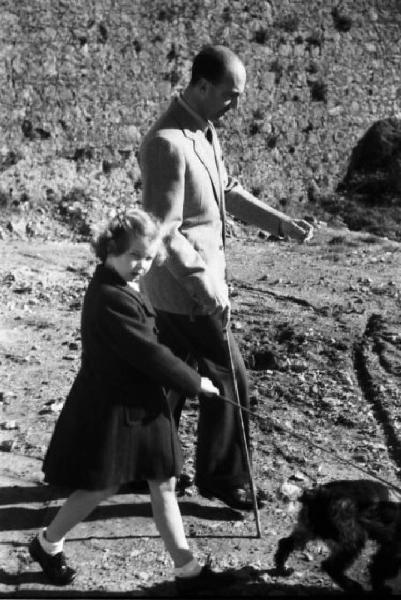 Estoril. Famiglia Savoia in esilio. Umberto II e Maria Gabriella a passeggio