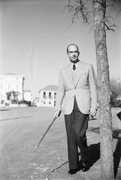 Estoril. Famiglia Savoia in esilio. Umberto II a passeggio