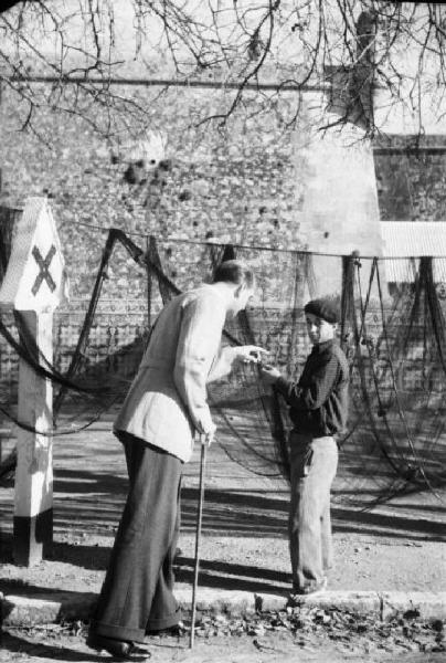 Estoril. Famiglia Savoia in esilio. Umberto II a passeggio