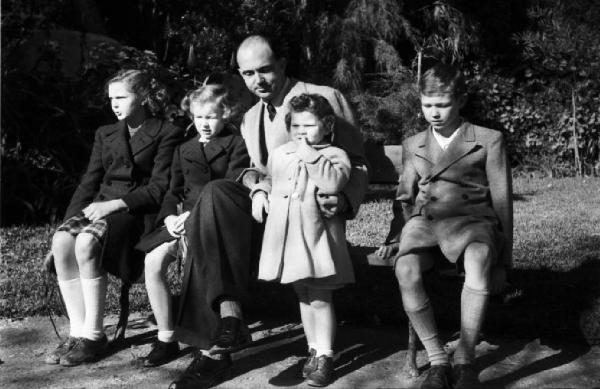 Estoril. Famiglia Savoia in esilio. Ritratto di gruppo - Umberto II e i principini a passeggio