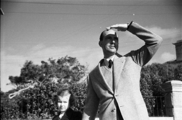 Estoril. Famiglia Savoia in esilio. Passeggiata verso Bocca del Diavolo - Umberto II e Maria Gabriella