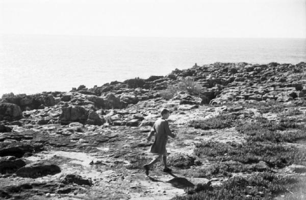 Estoril. Famiglia Savoia in esilio. Passeggiata verso Bocca del Diavolo - Vittorio Emanuele IV gioca tra gli scogli