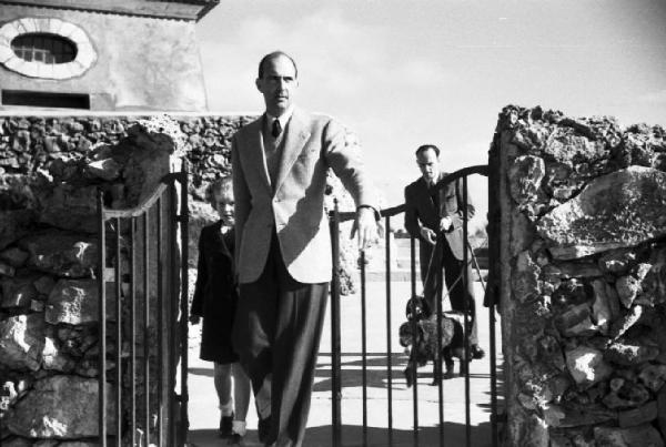 Estoril. Famiglia Savoia in esilio. Passeggiata verso Bocca del Diavolo - Umberto II