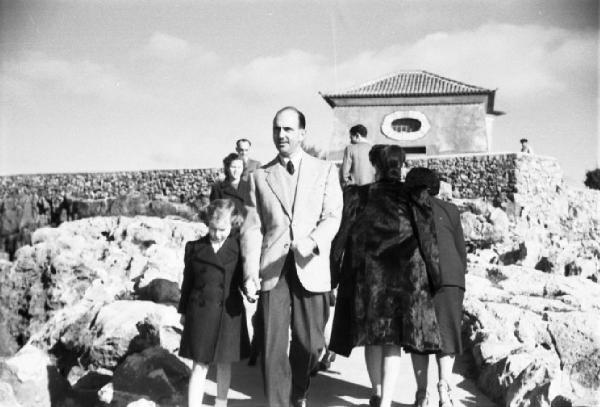 Estoril. Famiglia Savoia in esilio. Passeggiata verso Bocca del Diavolo - Umberto II con i principini