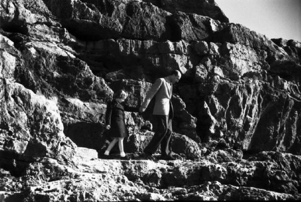 Estoril. Famiglia Savoia in esilio. Passeggiata verso Bocca del Diavolo - Umberto II e Maria Gabriella