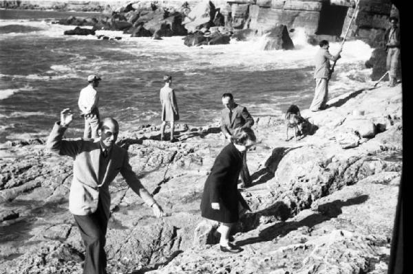 Estoril. Famiglia Savoia in esilio. Passeggiata verso Bocca del Diavolo - Umberto II e i principini sugli scogli