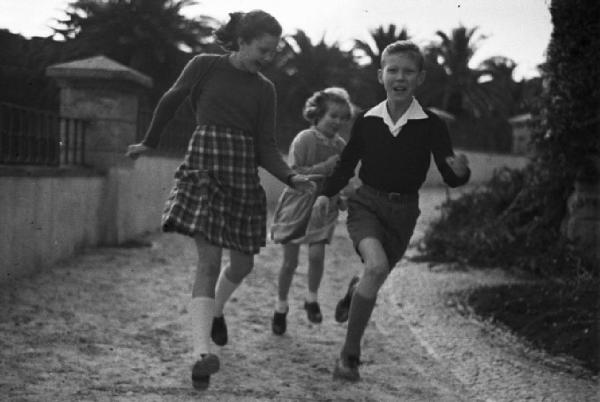 Estoril. Famiglia Savoia in esilio. Maria Pia, Vittorio Emanuele IV e Maria Gabriella corrono in giardino