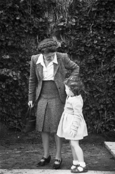 Estoril. Famiglia Savoia in esilio. L'istitutrice e Maria Gabriella in giardino