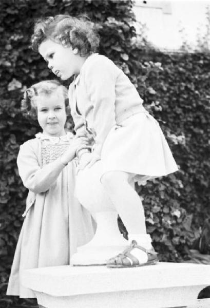 Estoril. Famiglia Savoia in esilio. Maria Gabriella e Maria Beatrice in giardino