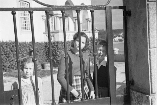 Estoril. Famiglia Savoia in esilio. Vittorio Emanuele IV in giardino