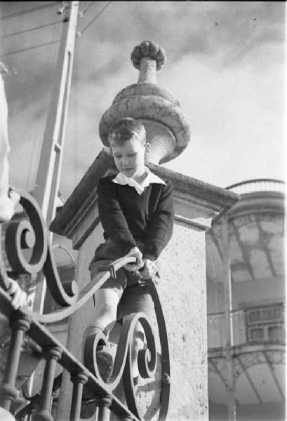 Estoril. Famiglia Savoia in esilio. Maria Pia, Maria Gabriella e Vittorio Emanuele IV in giardino - giocano con un cagnolino