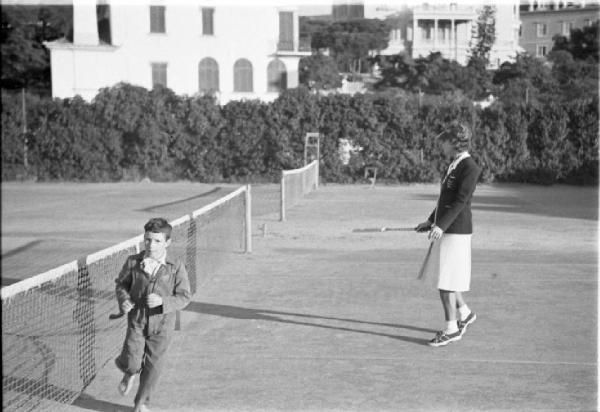 Estoril. Famiglia Savoia in esilio. La regina Maria José del Belgio gioca a tennis
