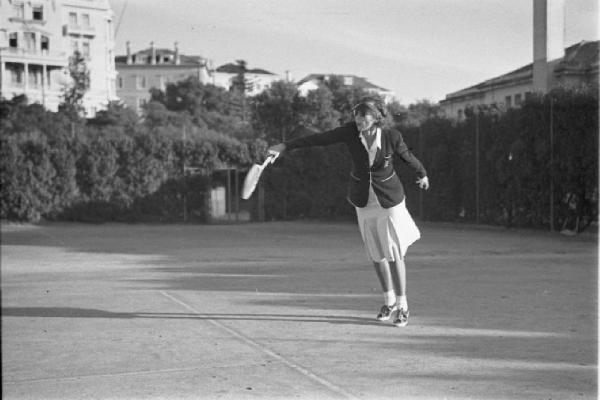 Estoril. Famiglia Savoia in esilio. La regina Maria José del Belgio gioca a tennis